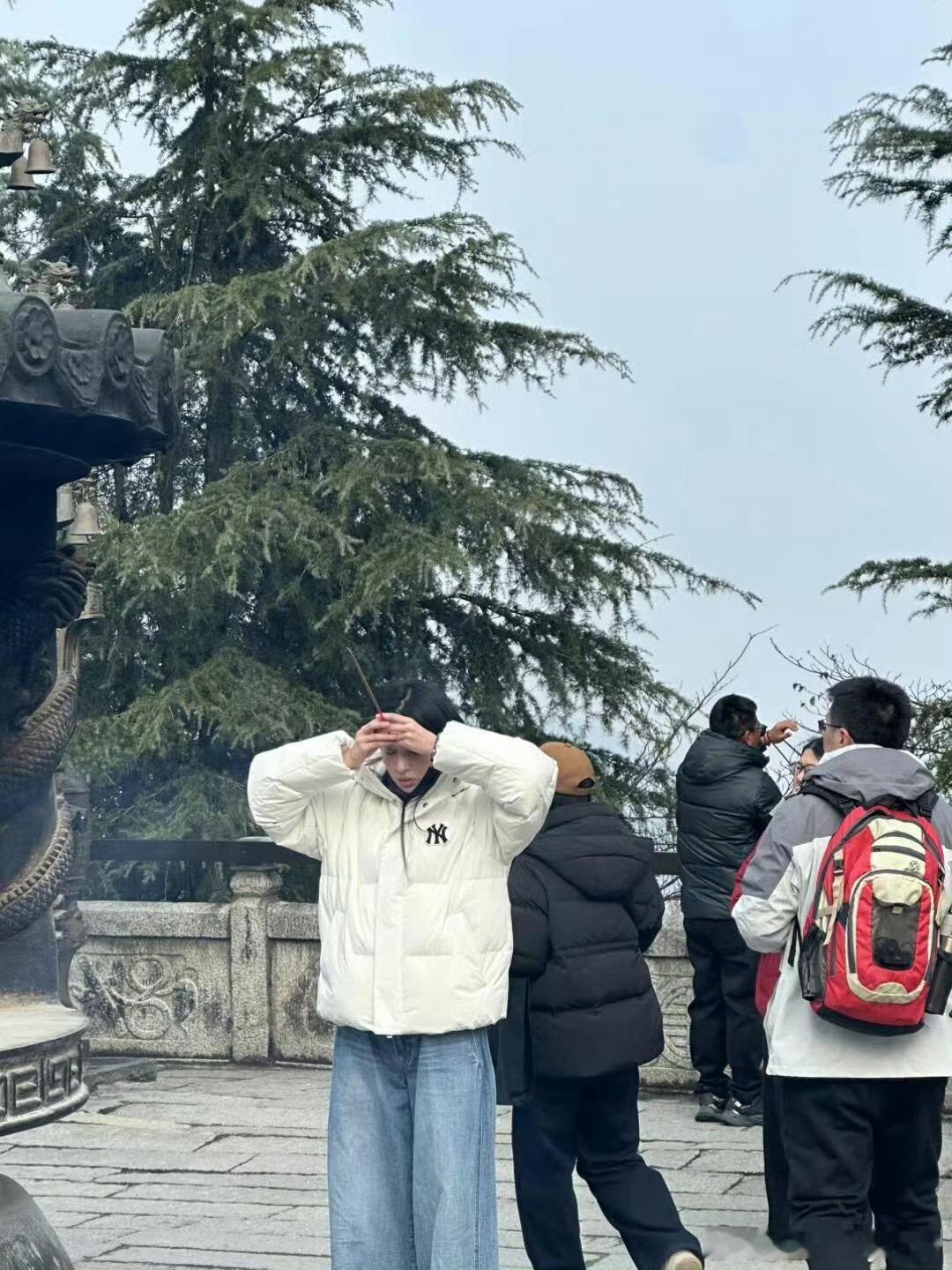 九华山偶遇王楚然祈福 有网友偶遇王楚然九华山祈福，看着真的很虔诚，希望她得偿所愿