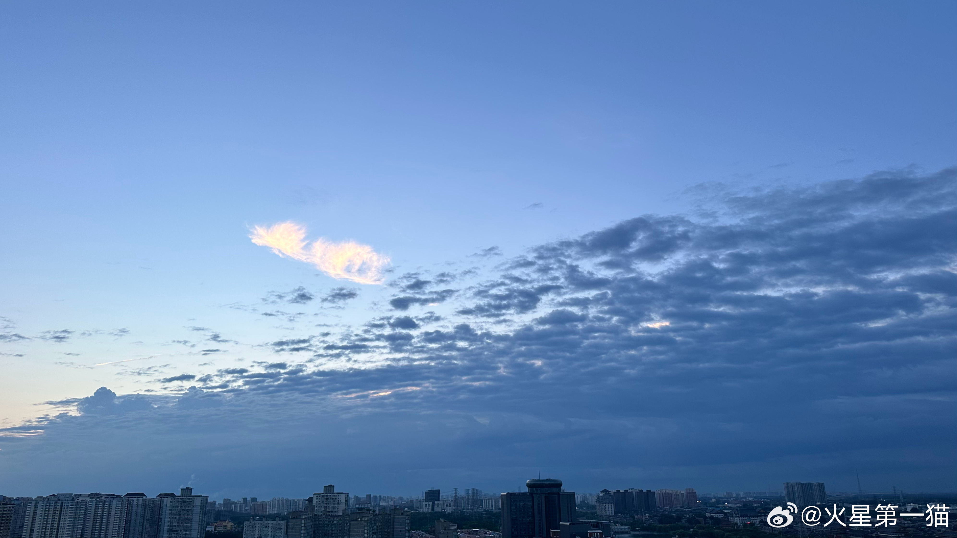 5:26 和风细动帘帷暖，清露微凝枕簟凉。与火星第一猫一起早起看日出