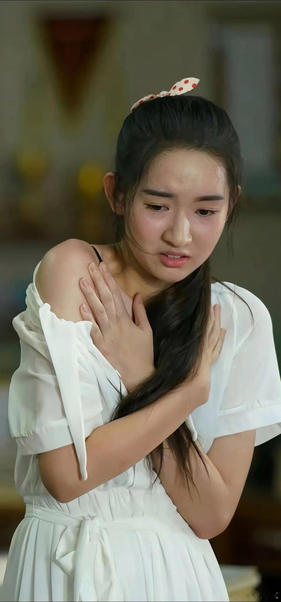 王玉雯今天这身造型太绝了！一袭甜美白裙搭配清爽扎发，整个人明媚又动人，看着她心情