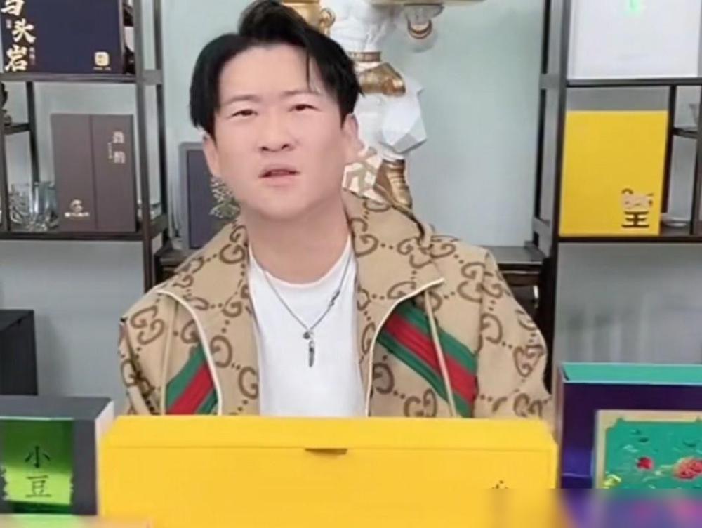 曹云金直播里被问咋不歇，他直接甩一句：我每月得掏两百万发工资，不干就散伙。屏幕那