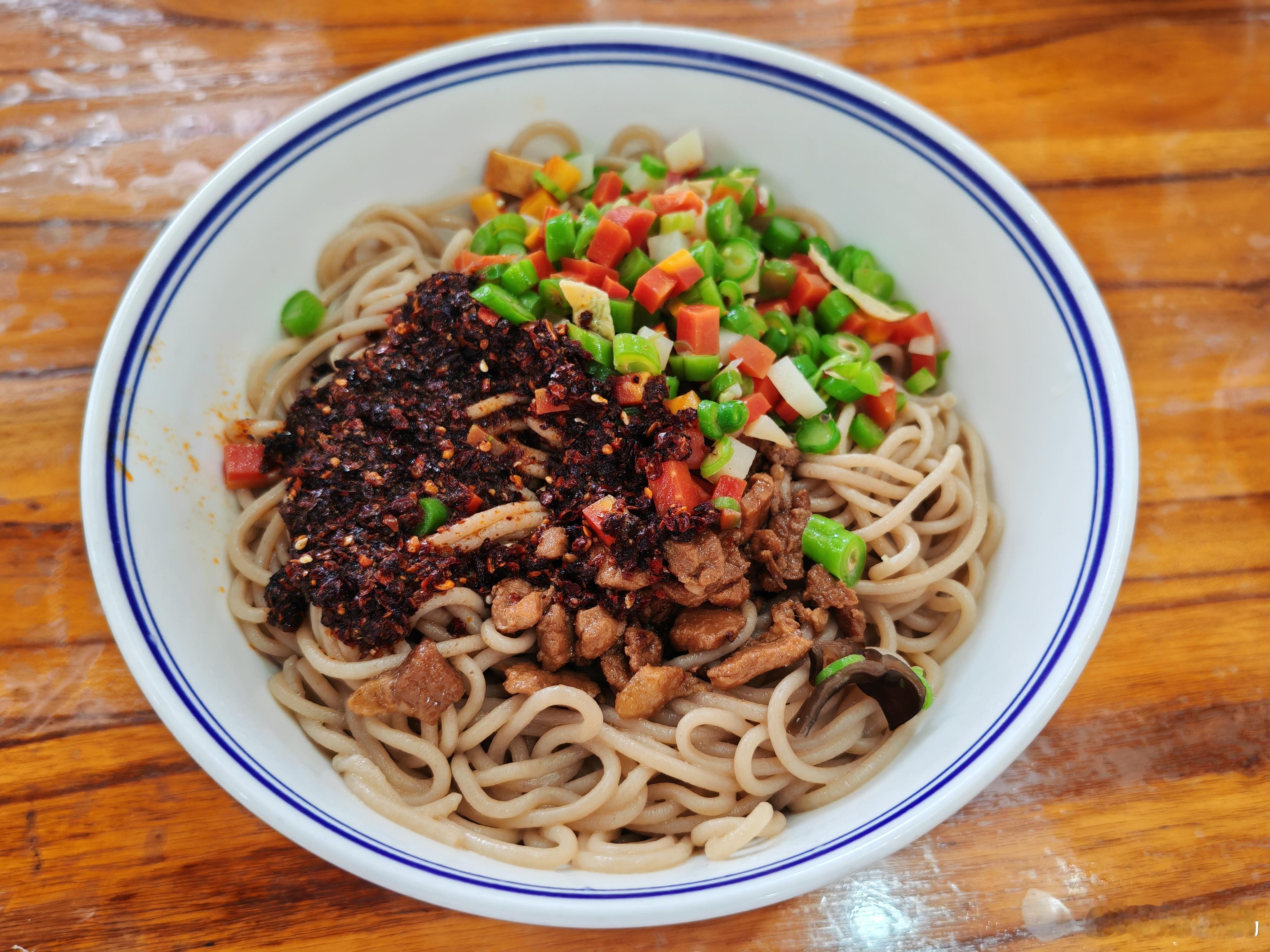 今天中午的午餐，一份干拌荞面饸饹。今天去的这家店饸饹做的中规中矩，没办法评价，倒