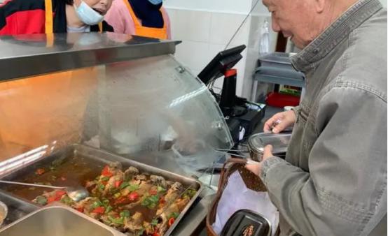 出乎意料！山东淄博！5名韩国人来当地体验吃烧烤喝小酒，点了当地特色的烤五花肉和烤