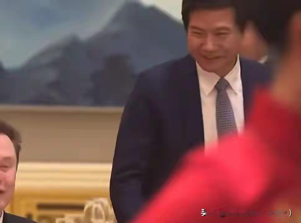 昨天，马斯克、库克等美国科技公司大佬参加了国宴，其中发生的一幕让人看了顿觉不爽。