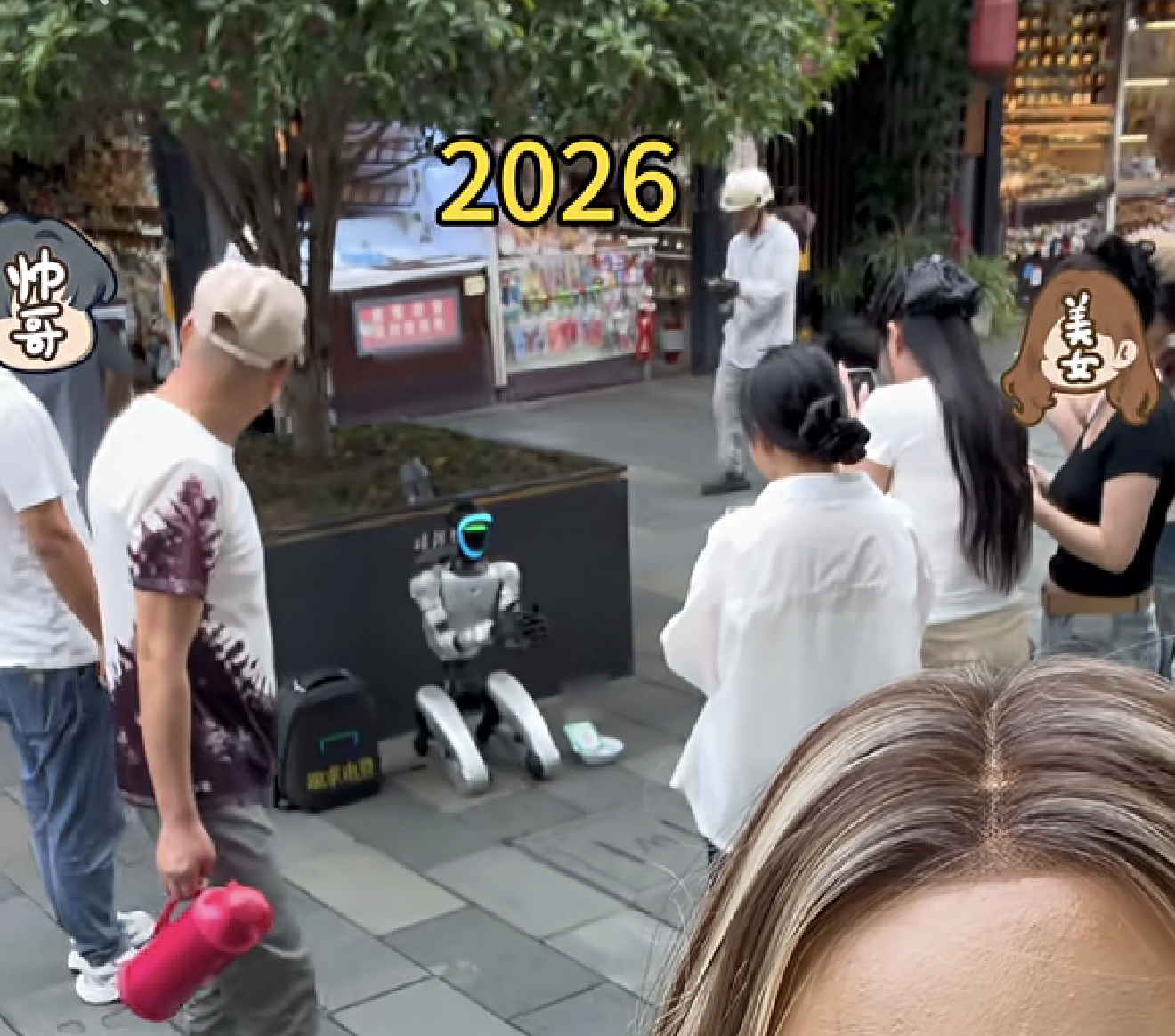 哈哈哈机器人线下乞讨，连二维码都有了。🤣 