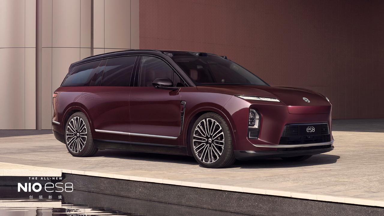 全新ES8今天也新推出一款“红”：星云红，选装价1万元（ES8的7款车漆中3款免