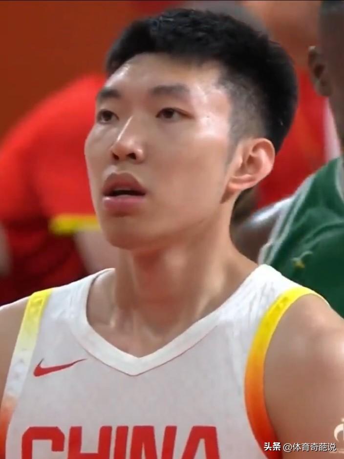 谁能想到，小组赛势如破竹，摧枯拉朽的中国男篮，淘汰赛第一场就与沙特阿拉伯打得难分