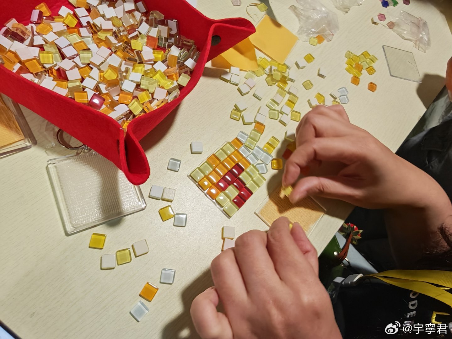 只在香港，一步一世界，一街一风景。转个弯，已是截然不同的天地。地铁沿线化作城市调