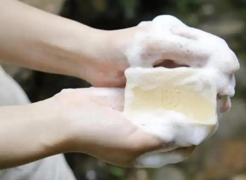 用肥皂洗头一个月，效果显现了。如今，掉头发成了普遍现象，我也未能幸免。我试过各种