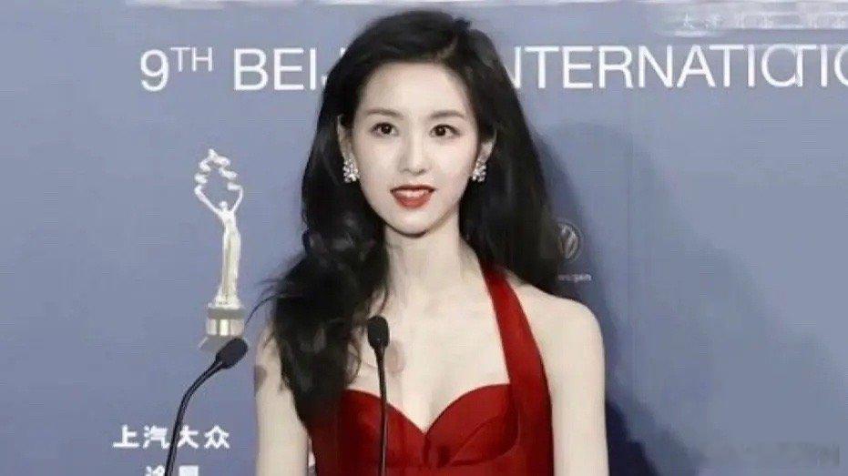 陈都灵和鞠婧祎的红毯名场面，一个港风美女，一个黑莲花[允悲] ​​​