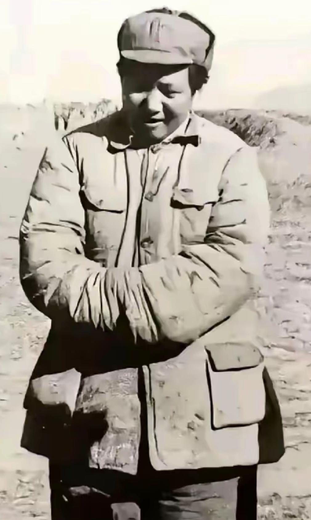 清平乐·宁都蛰伏
 
兵权暂敛。
漫走乡村岸。
走访田畴查民愿，
不把愁怀牵绊。