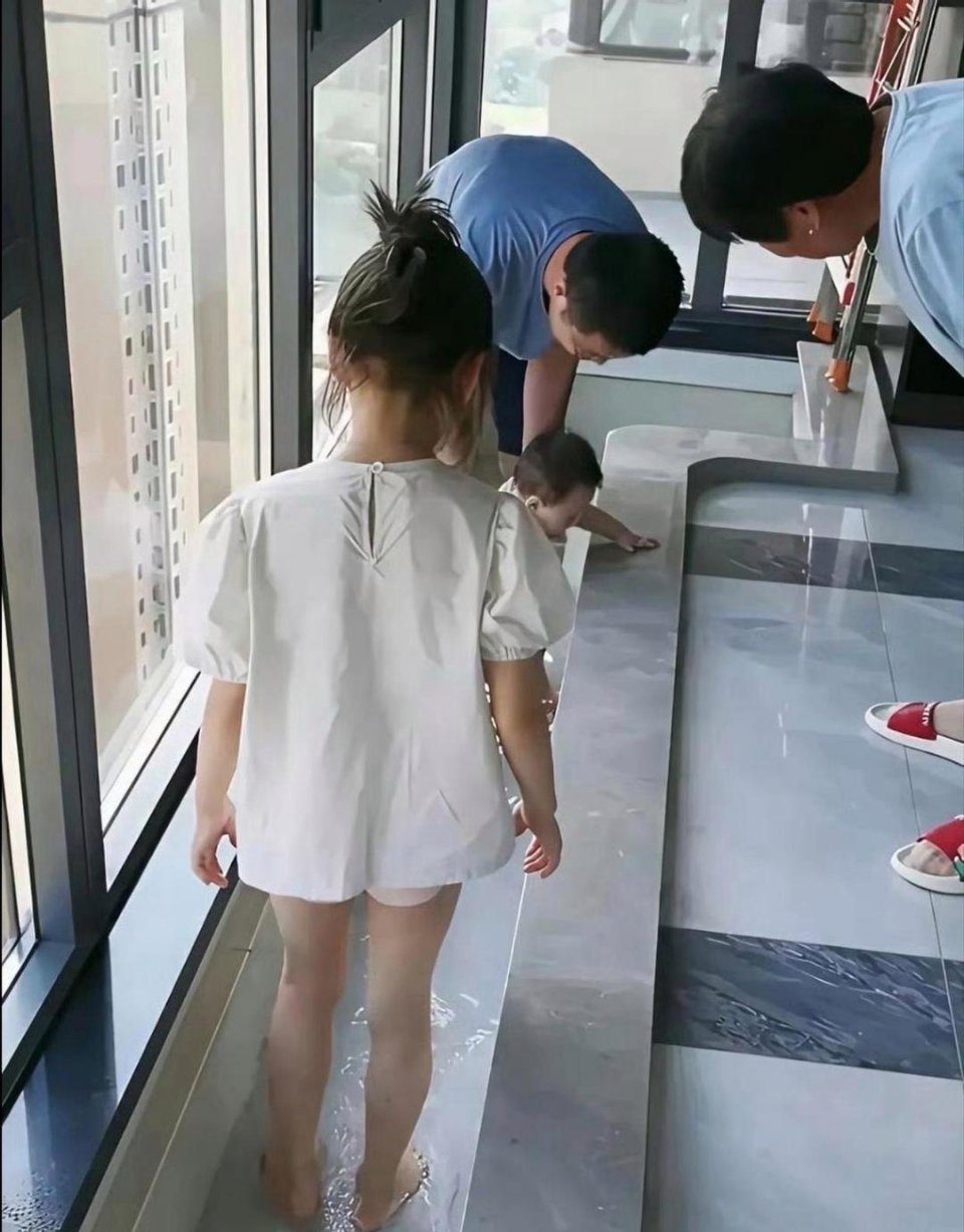 住他们家楼下的人 肠子都得悔青了吧 