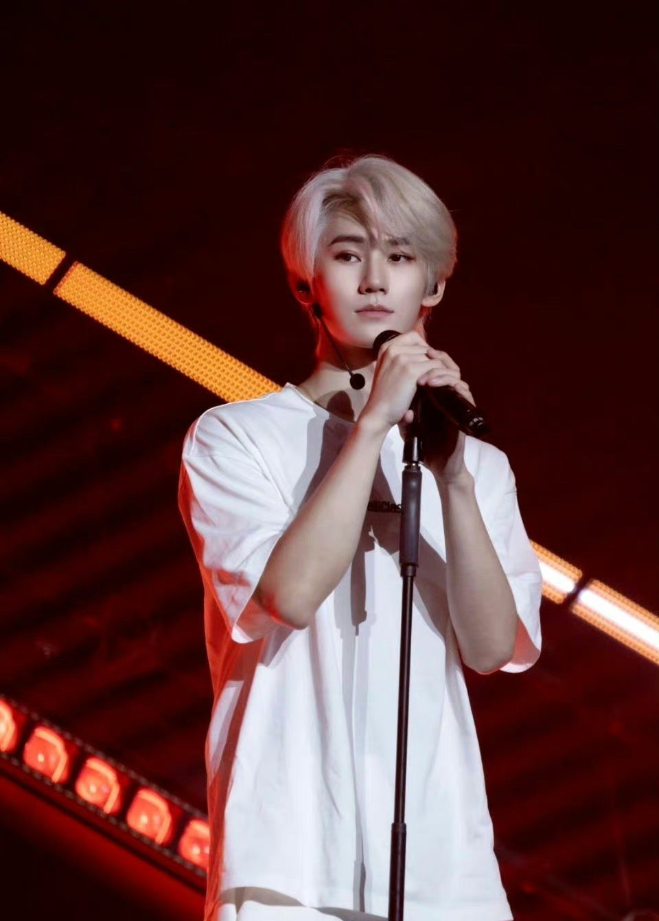 张真源和刘耀文这同款发色谁的气质更好？ ​​​