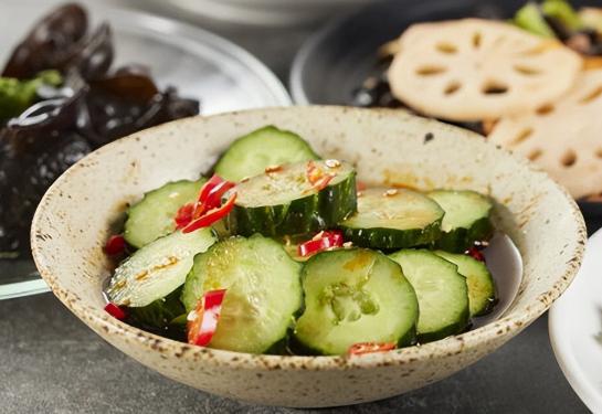 提醒父母：这3种隔夜菜太危险，吃不完最好倒掉，宁可浪费也别吃

一桌菜吃不完，冰