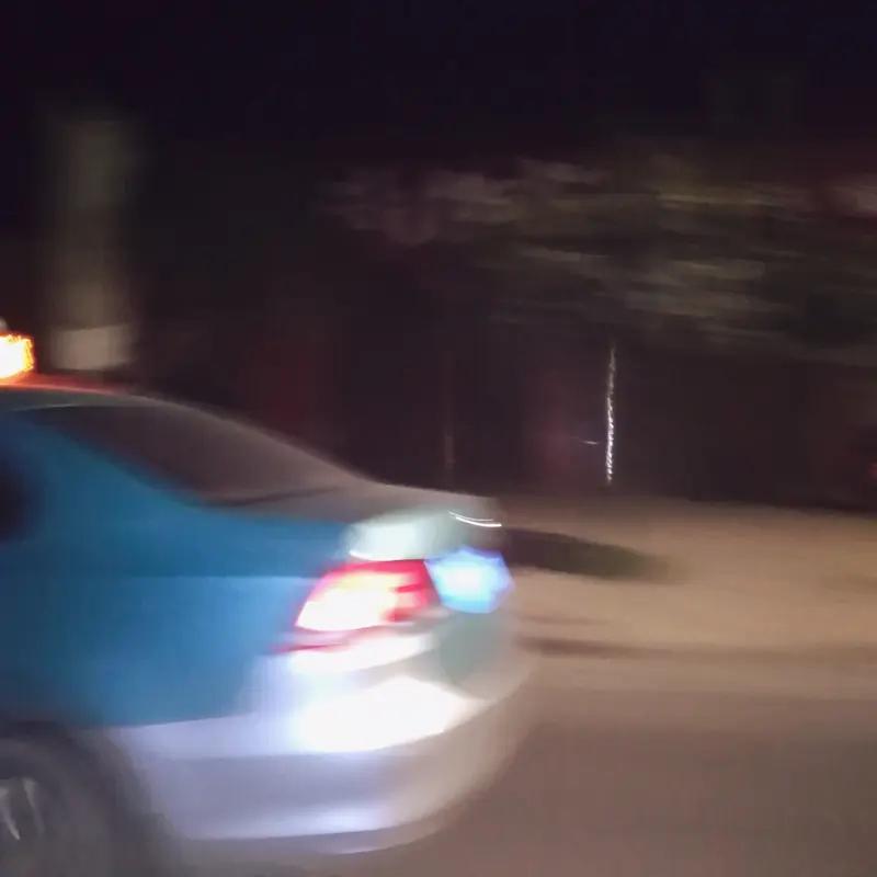 上海警方通报“出租车司机甩客”：3月24日，杨某某在浦东机场载客，嫌路程近，要求