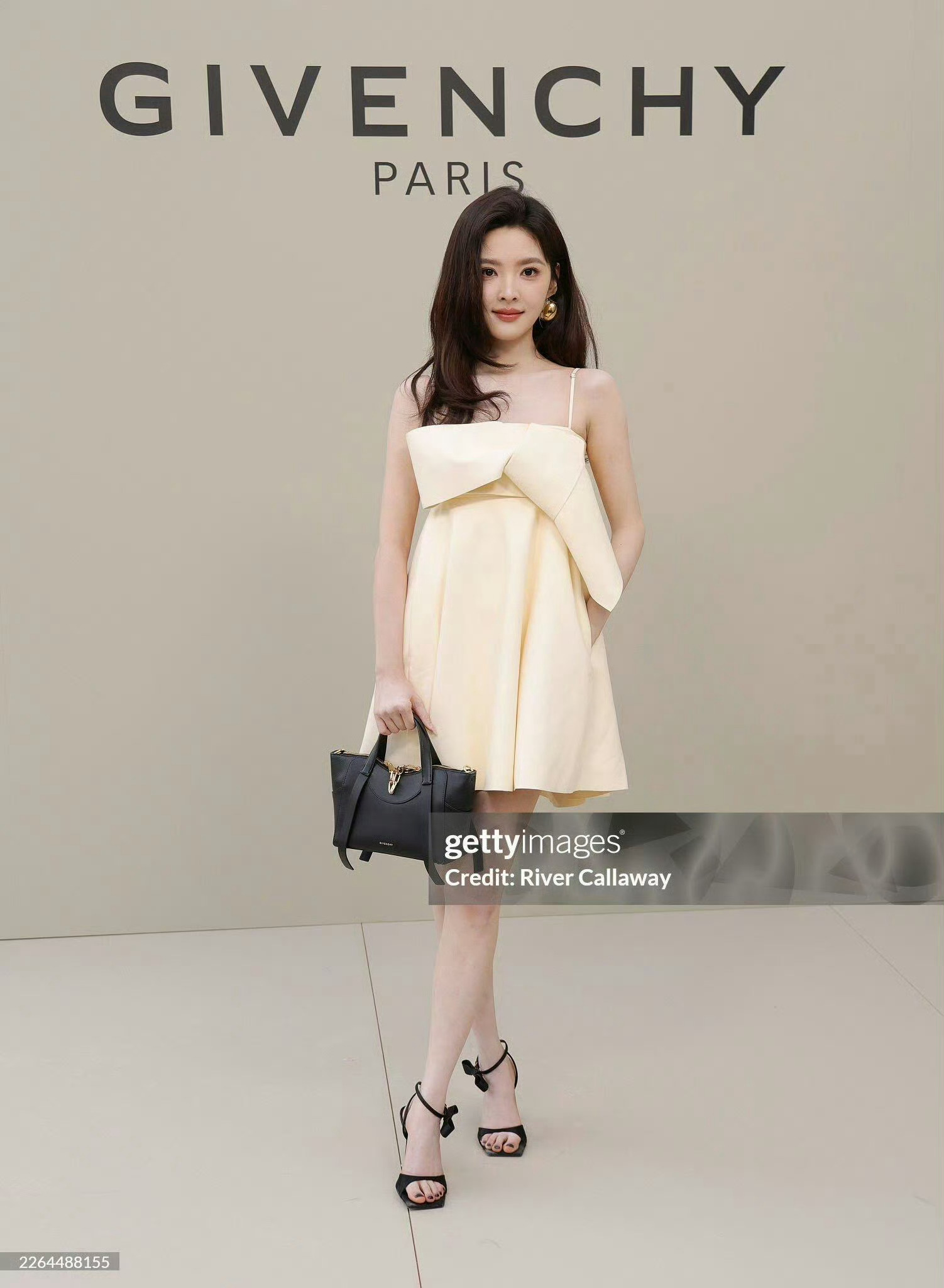 章若楠、岳雨婷纪梵希大秀G社生图。章若楠作为纪梵希品牌大使受邀，岳雨婷手握邀请函