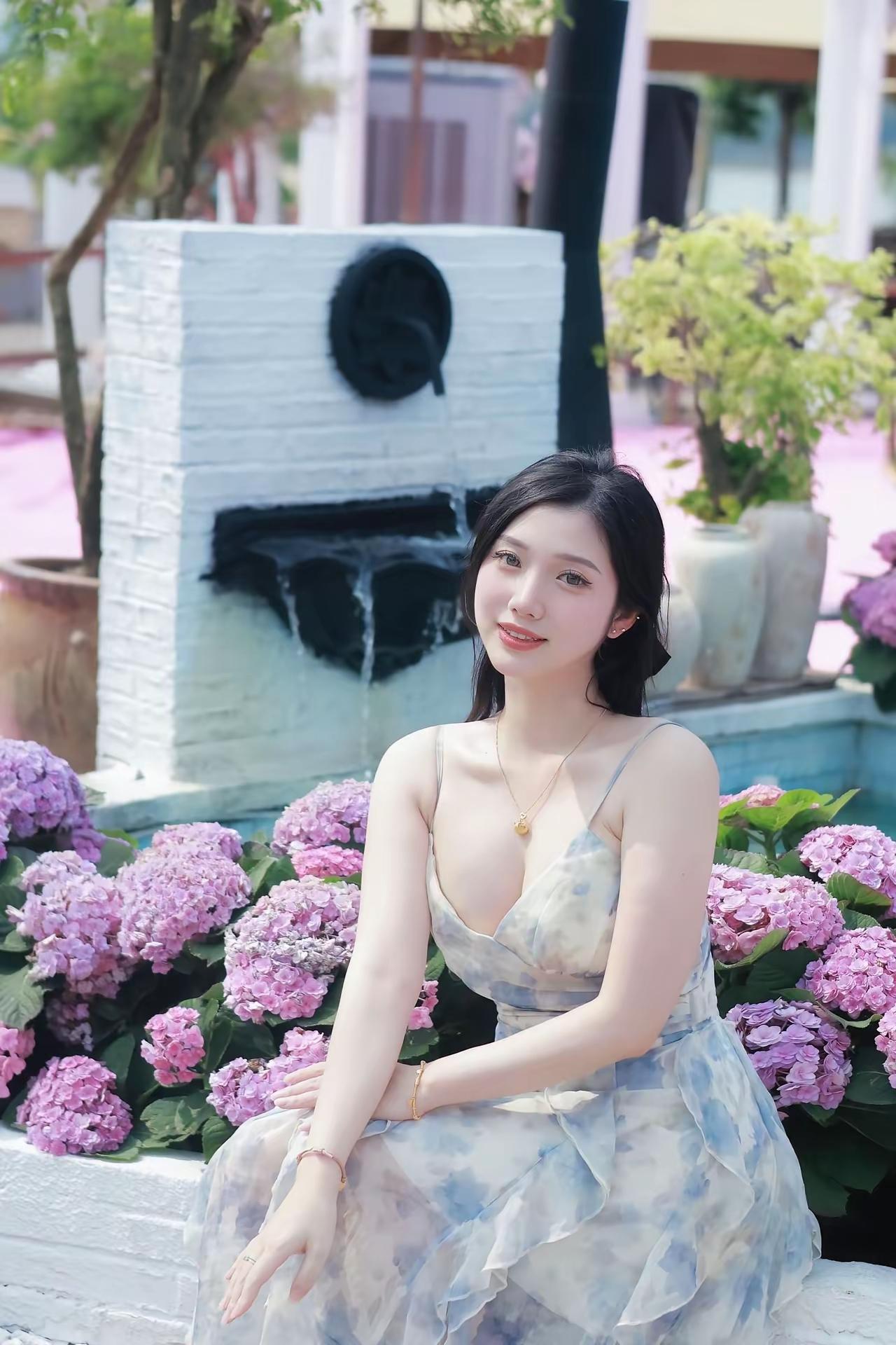 色调适配满分：蓝白裙与背景的粉色绣球花、绿色草地形成撞色，既和谐又突出主体，画面