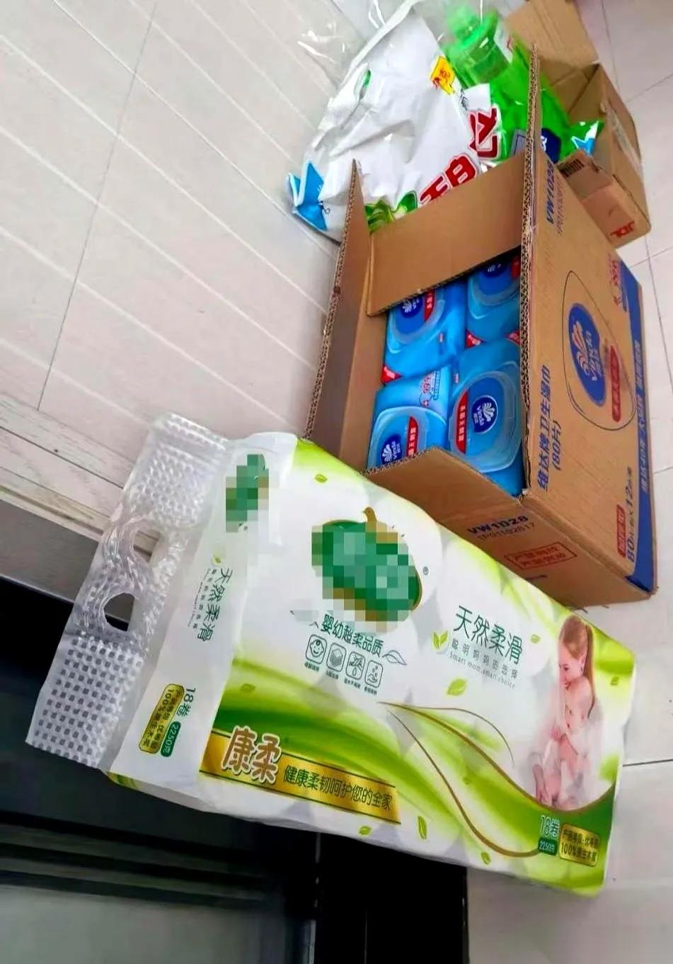 我见过最实在的回娘家，莫过于我姑姐。
有一次她带了两大卷卫生纸、一箱湿厕纸、三大