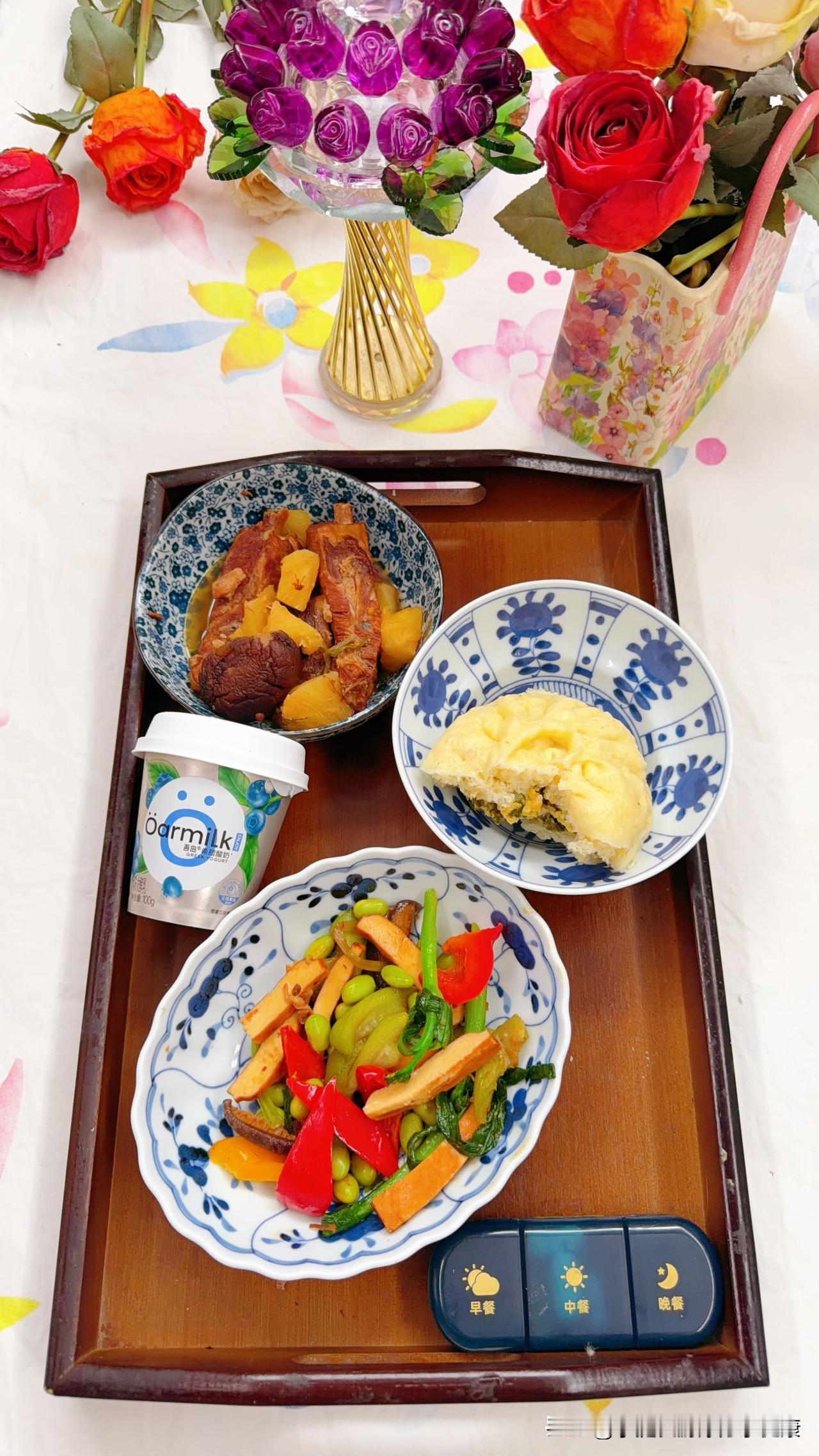 荠菜鸡蛋肉包子，蔬菜毛豆彩椒，香菇凤梨炖排骨，加餐希腊酸奶，坚果。omega3维