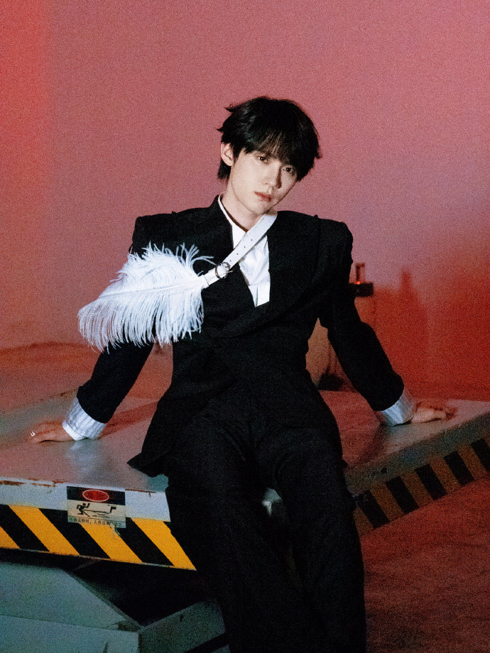 周翊然黑衣白羽 ​​​​周翊然黑衣白羽，周翊然见面会花絮照，黑色西装胸前一支白色