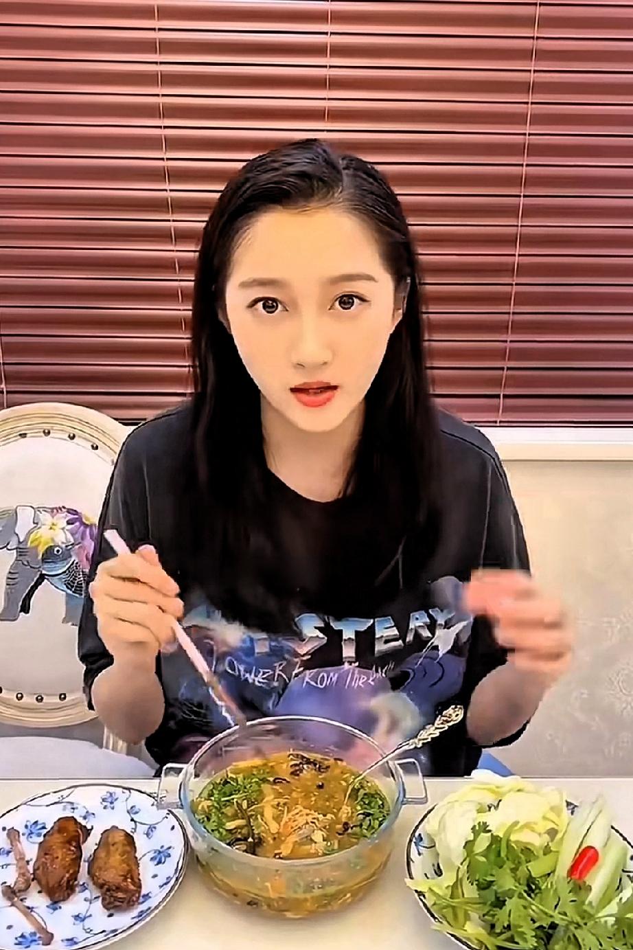 关晓彤在社交平台上分享了自己的减肥套餐，她为自己做了一份既能满足口腹之欲却又不增