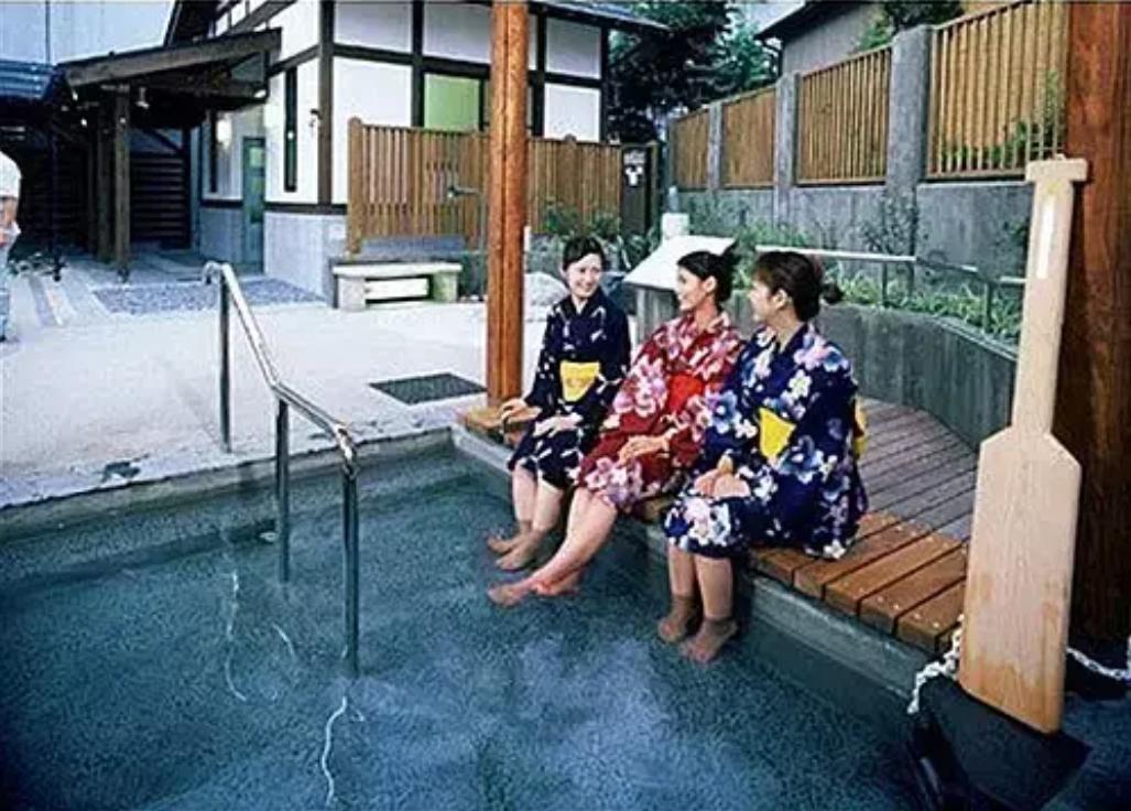 “谁死谁有理，丢人丢到国外”！上海黄浦，一73岁男子和妻子决定去日本游玩，饭后男