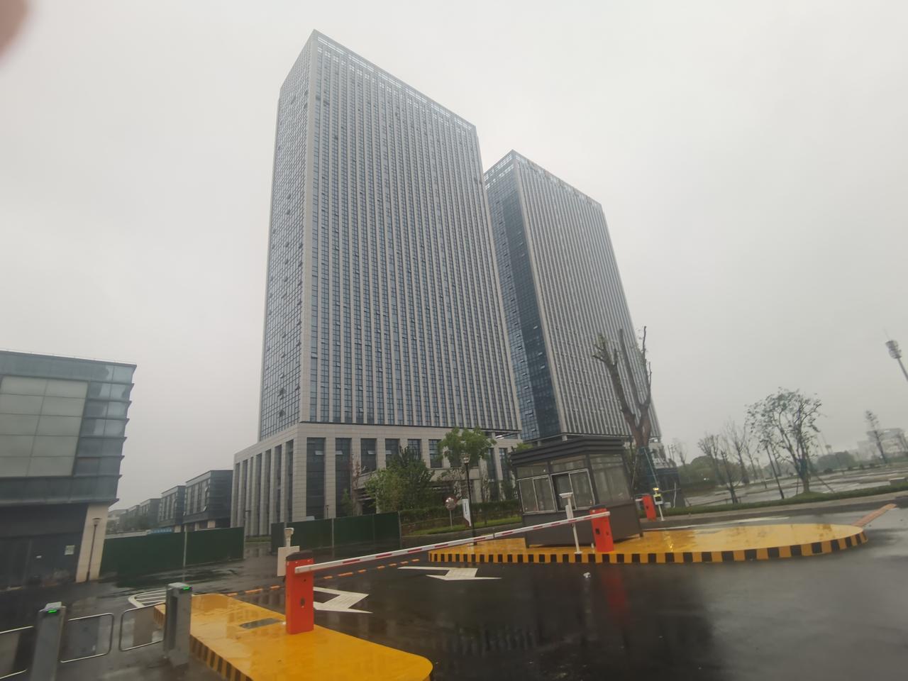 6月15日，袍江安居城城综合1号楼开元名都大酒店施工总承包项目招标公告发布，投资