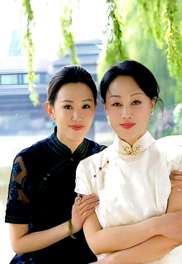 闺女悄悄去领证那天，最先慌的总是当妈的心。
王姬听到高丽雯和薛皓文已办了手续，第