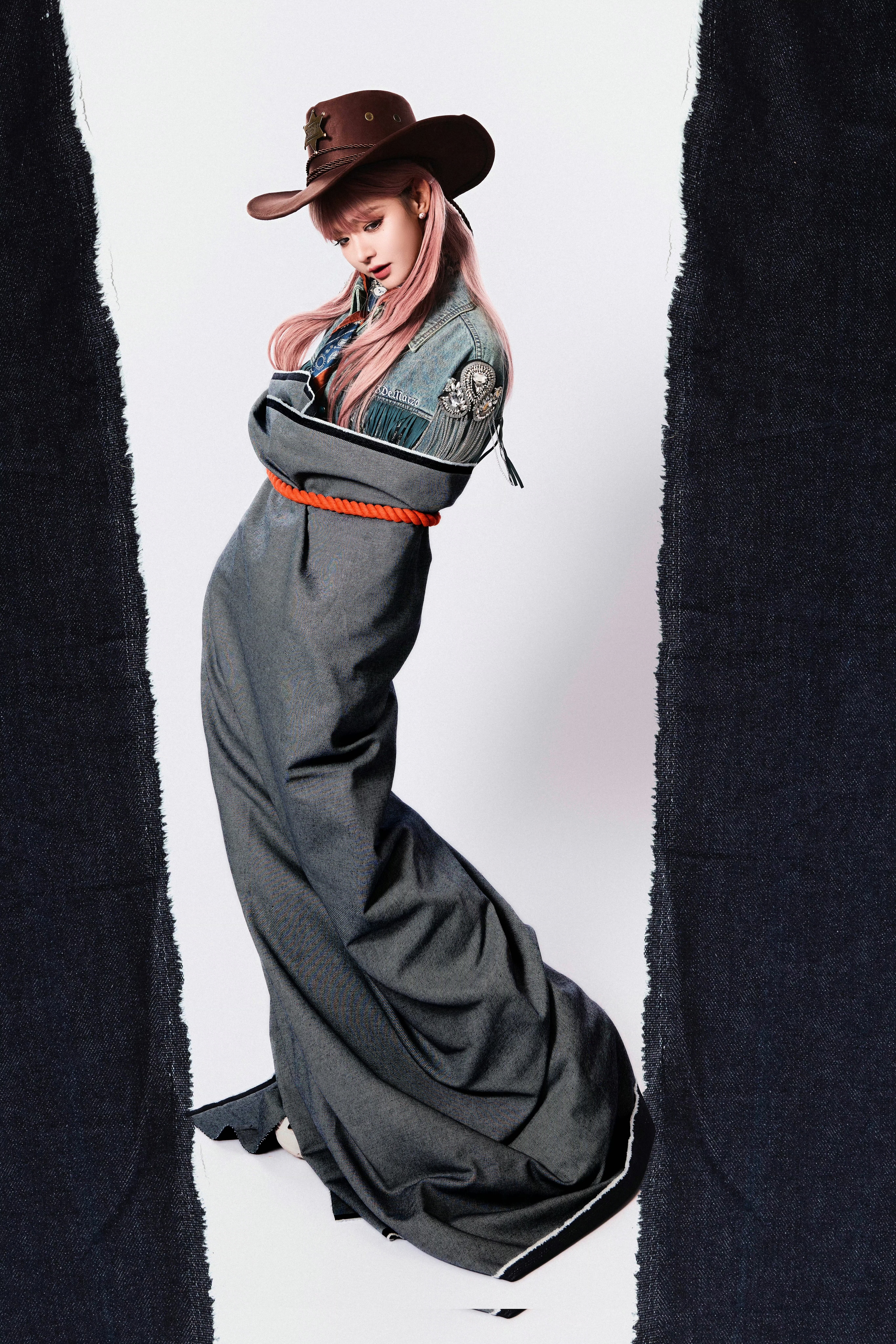 黄霄雲就这么被绑到马年红绳一绑直奔马年吧！这粉发牛仔帽造型是谁的狂野小甜心啊😍