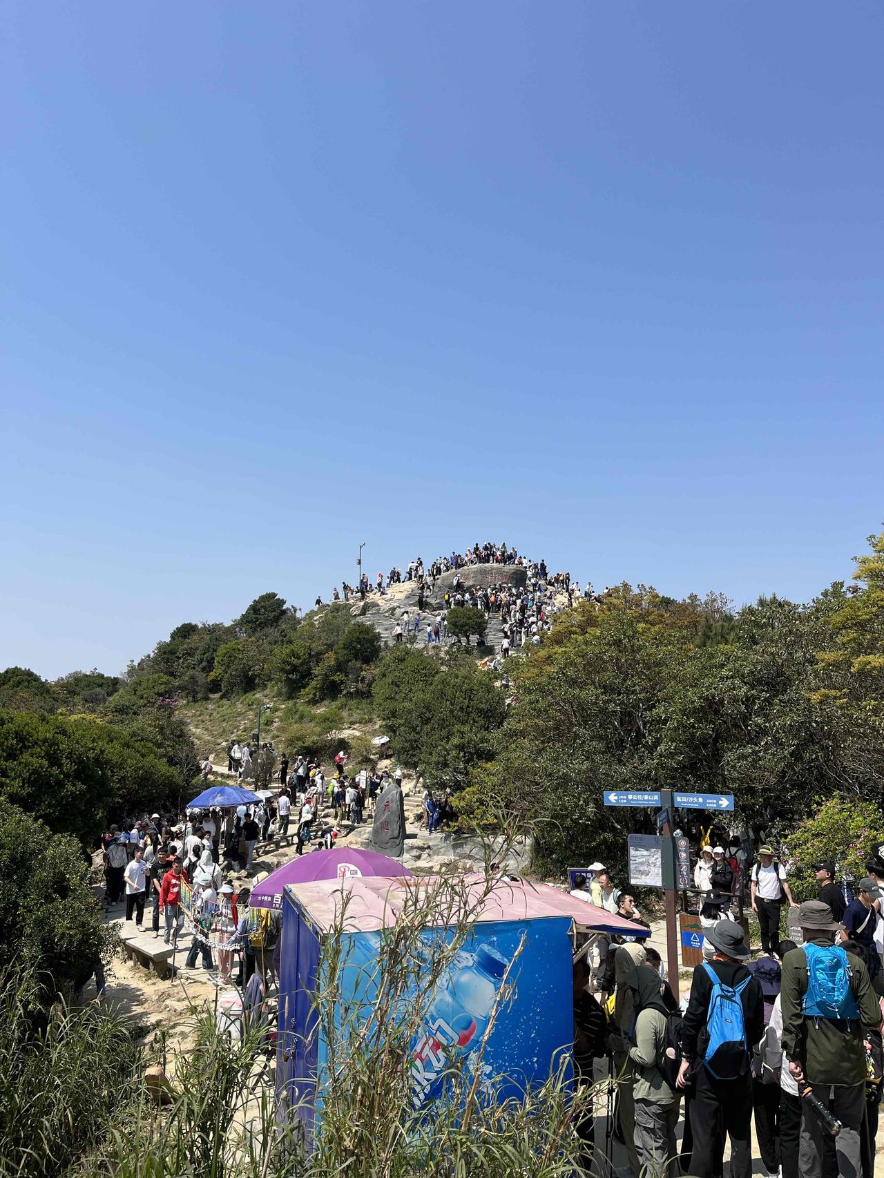 深圳梧桐山：
被誉为鹏城第一高峰，
它是徒步爱好者的天堂。
它位于深圳-罗湖区，