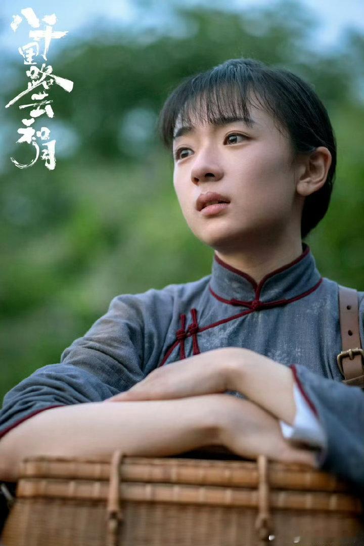 少女就该少女演大气舒展，越怼脸越有味道，不是单薄的好看，眉眼间全是细腻情绪与岁月