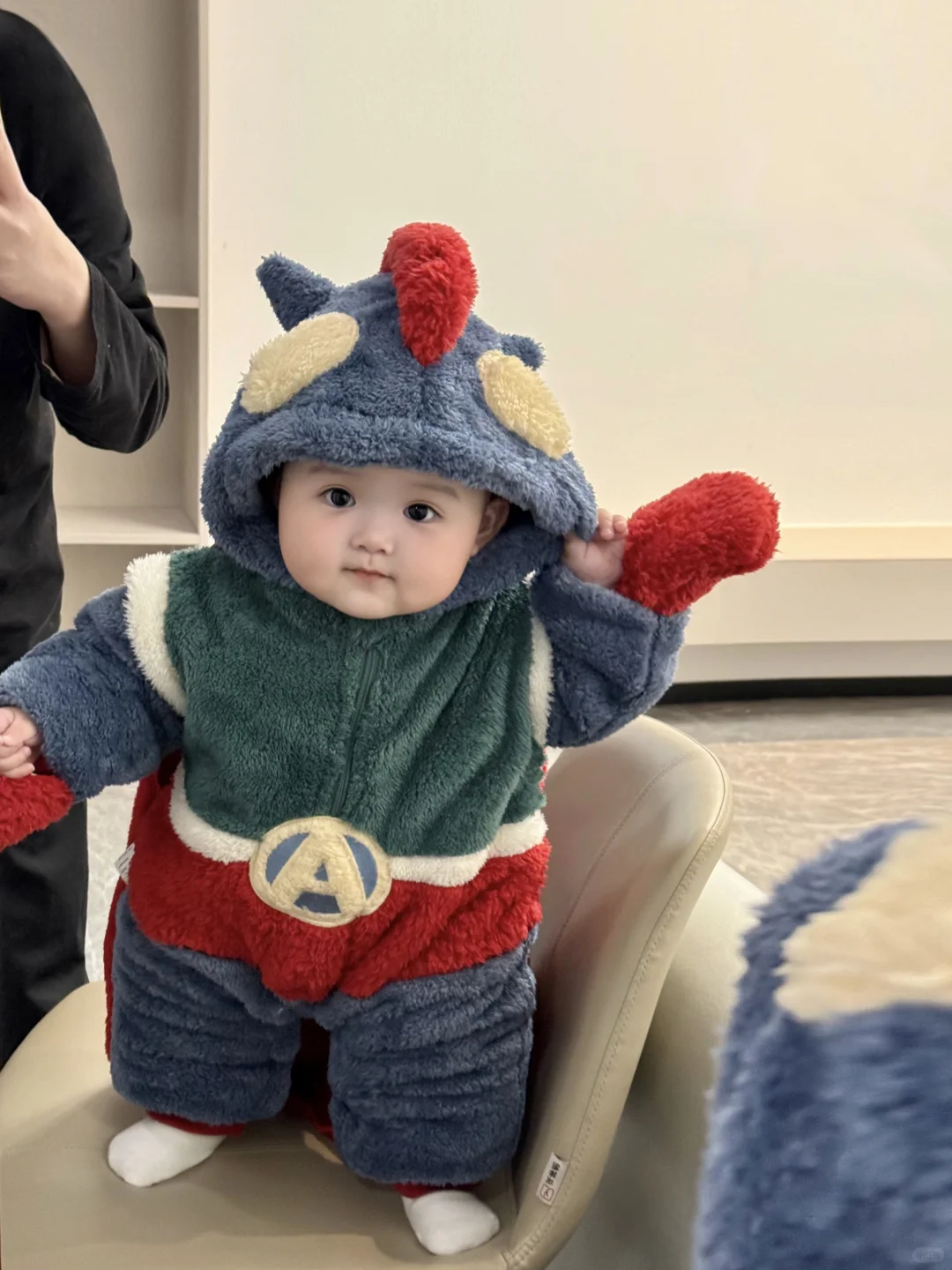 好喜欢我的胖宝宝，真像一个小手办呀～