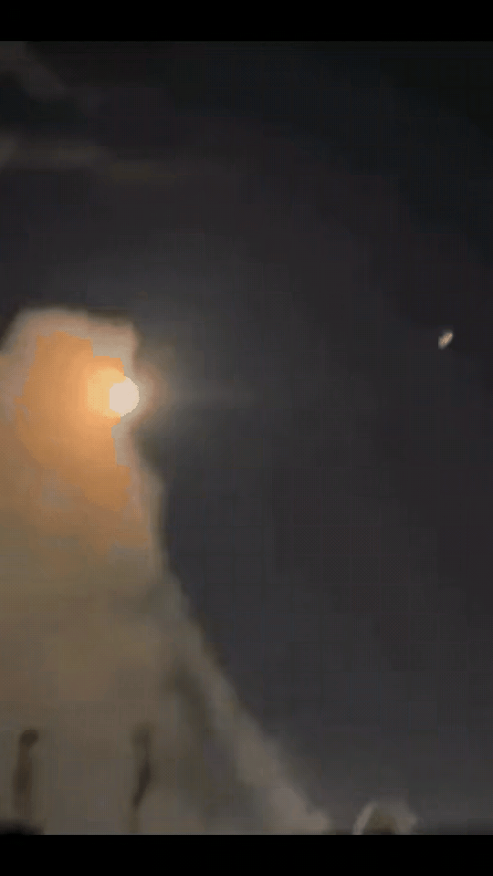 导弹拦截导弹的画面，以前真是很少看到，这也是第一次看到这样的画面，画面中显示的内