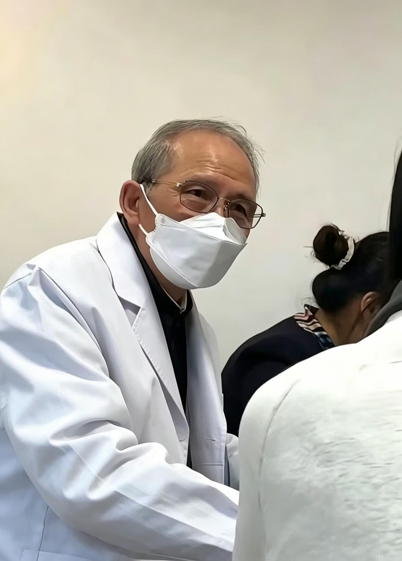 去松江看中医的这段画面，看完心里堵得慌。
 
女孩身体不舒服来问诊，陪诊的妈妈全