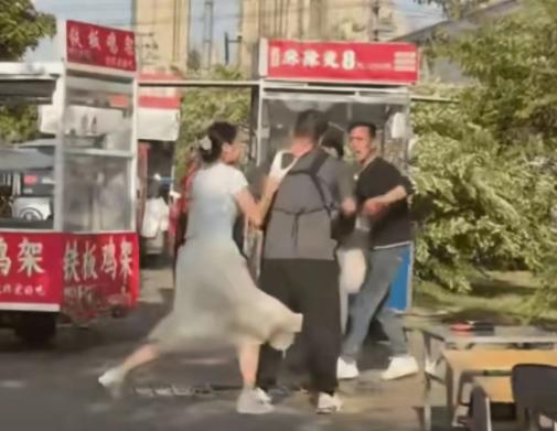 脱内裤的女人也是火了，直接把内裤脱了，套在对方头上！

2026年5月13日傍晚