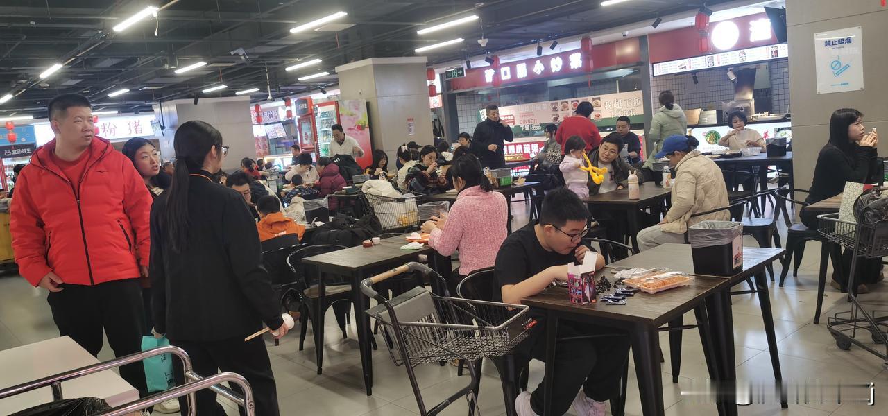 刚去了趟商场，感觉人流量确实多了。停车场车位不好找，盒马里面吃饭的人也很多，都快