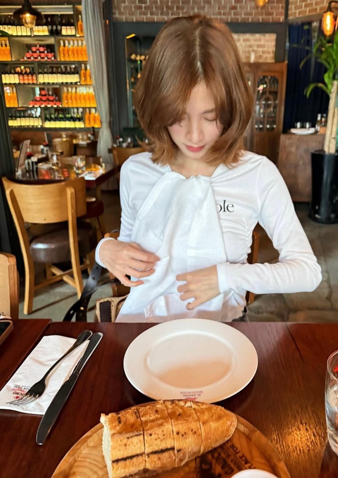 baifern吕爱惠 baifern 小水 和经纪人一起聚餐 ​​​