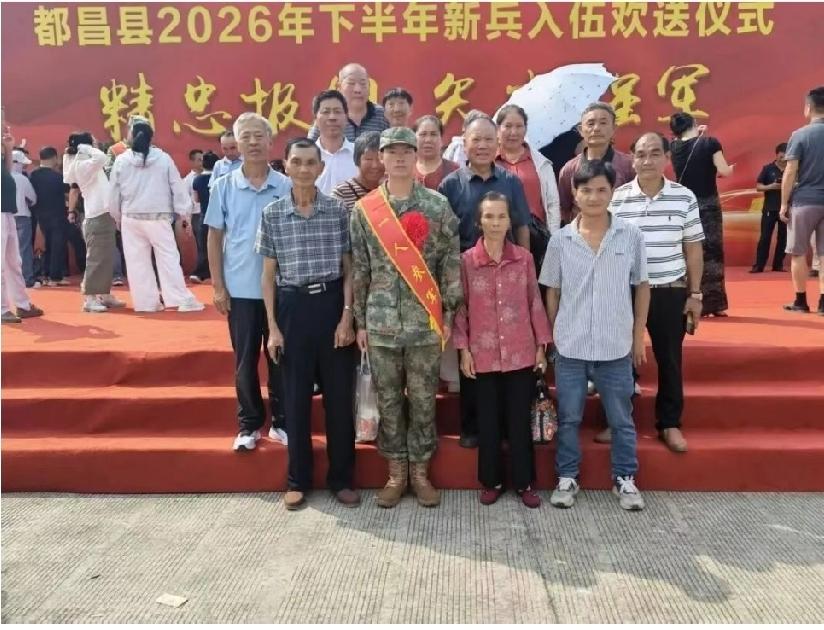 江西都昌，22岁小伙去参军，战友们都有家人相送，可是这个小伙双亲却没到场，身边浩