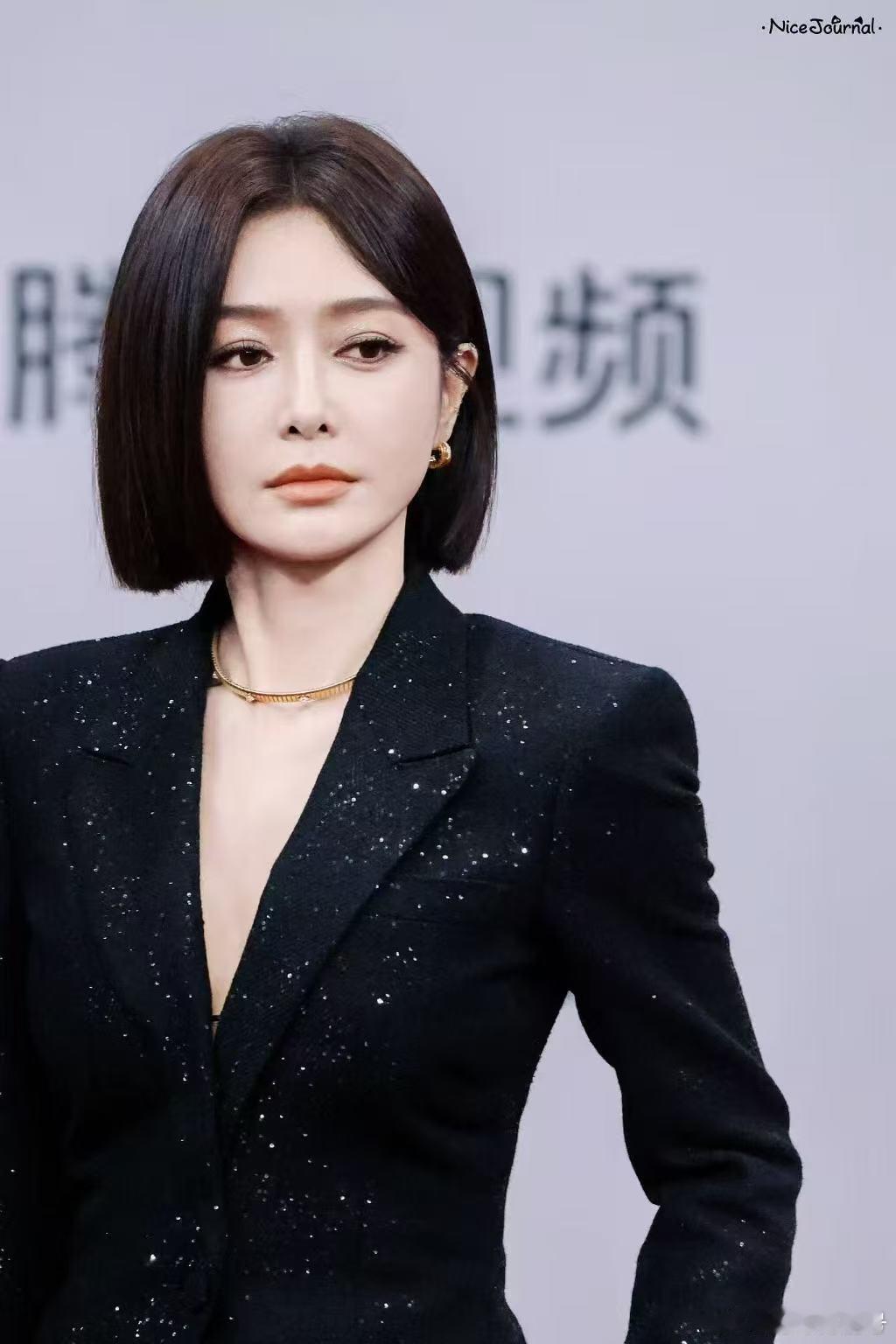 秦岚红毯造型演了部双女主戏 秦岚生图嘶哈嘶哈，原来真的可以有人好看到这种程度啊星