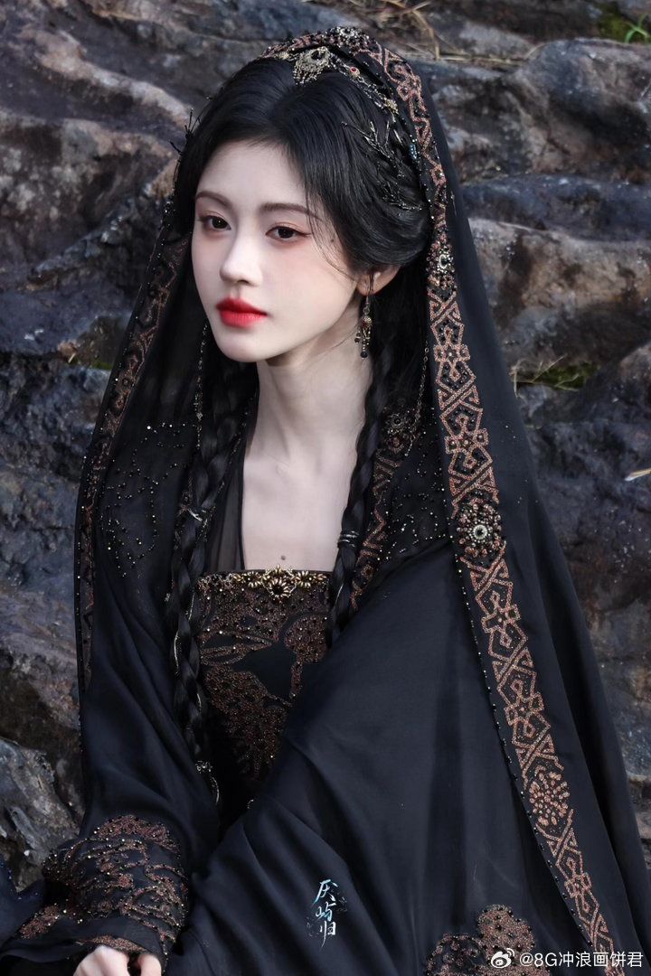 郭敬明对鞠婧祎从开机笑到杀青  路透里小鞠没出戏那一段，郭导扶她起来那个笑，像老