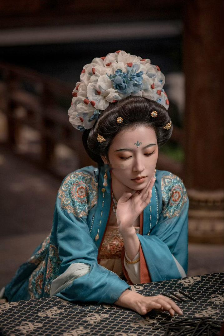 恭喜《太平年》入围白玉兰，今天必须来聊聊周雨彤饰演的孙太真，在剧中她两套妆造把“