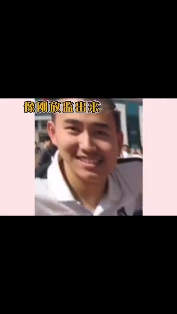含响驼背，气质一下就上来了，变得自信了。稚气未退，主打一个反差，很有安全感。文文