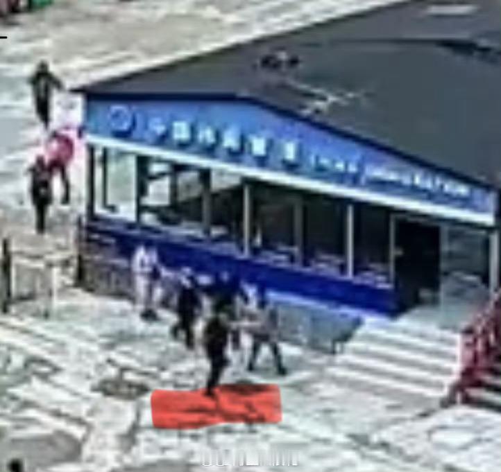 吉隆口岸执勤人员灾中逆行疏散泥石流冲毁桥梁，他们却逆流而上。吉隆口岸执勤人员用血