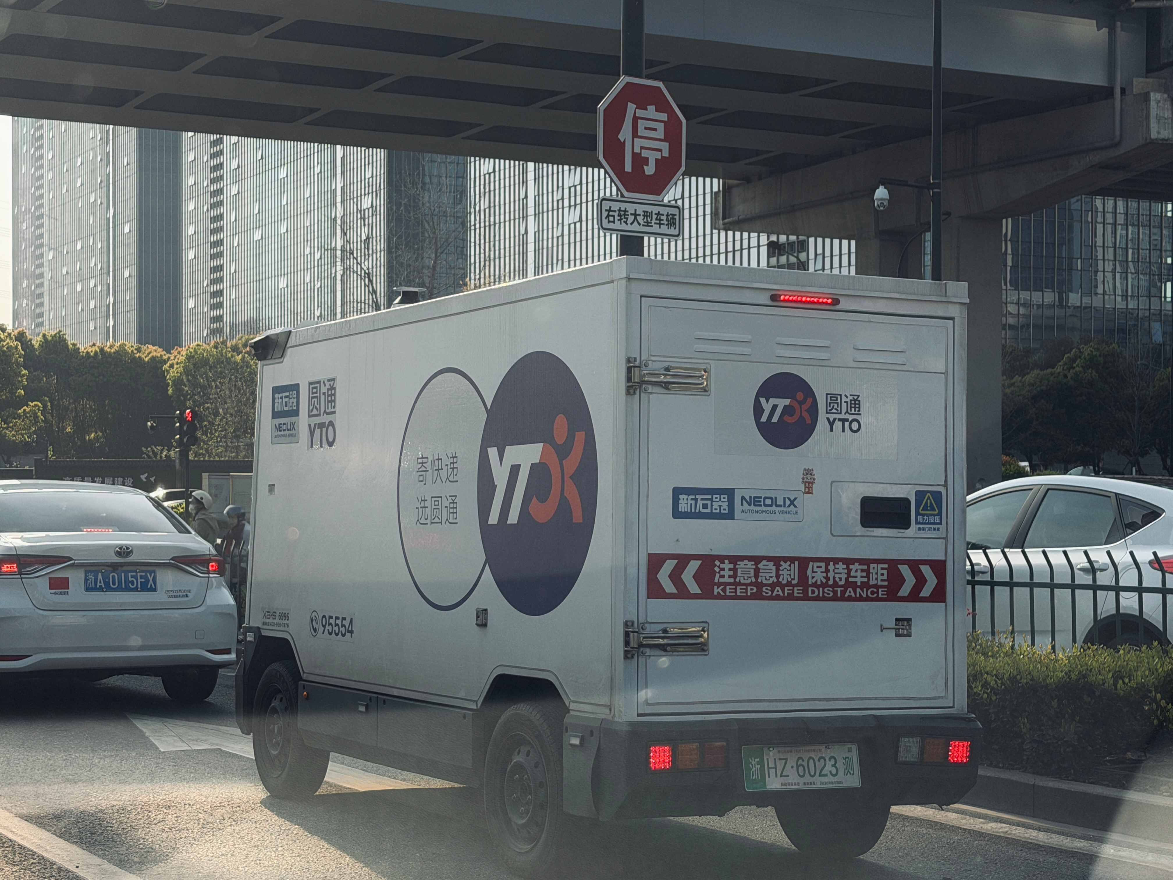 被小车堵了两条街 耽误上班啊