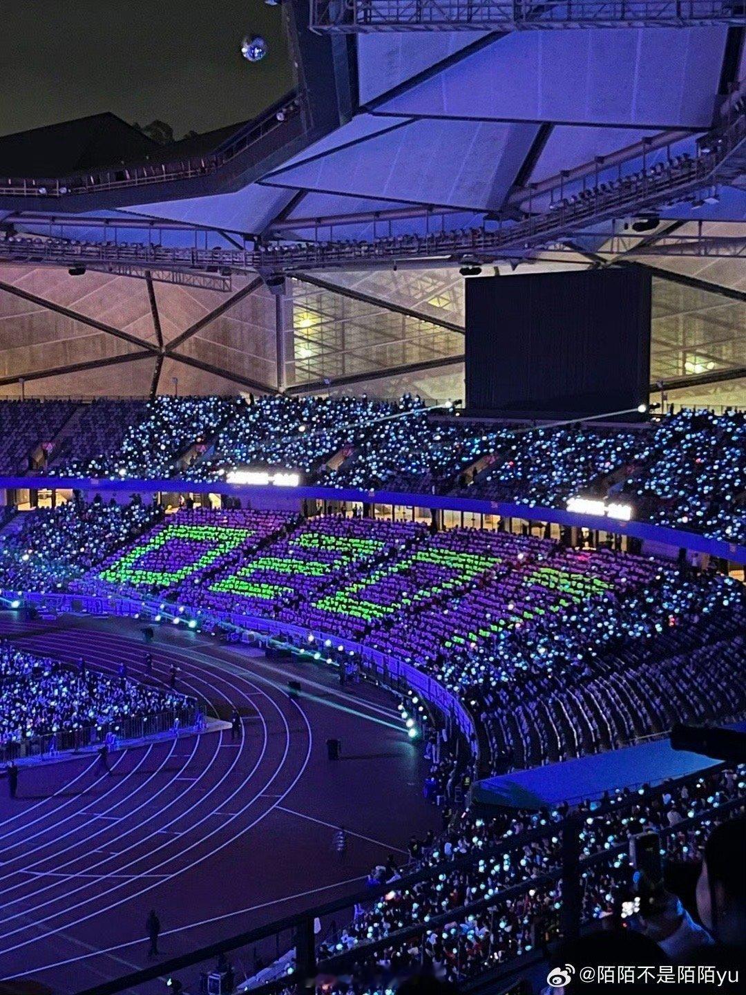 华晨宇生日场 在生日当天开演唱会，和歌迷一起庆祝，这个安排挺用心的。那么多人一起