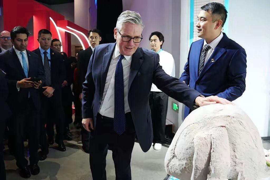 斯塔默落地上海找回状态，冒雨游豫园金句频出，看见“拉布布”激动万分

30日，斯