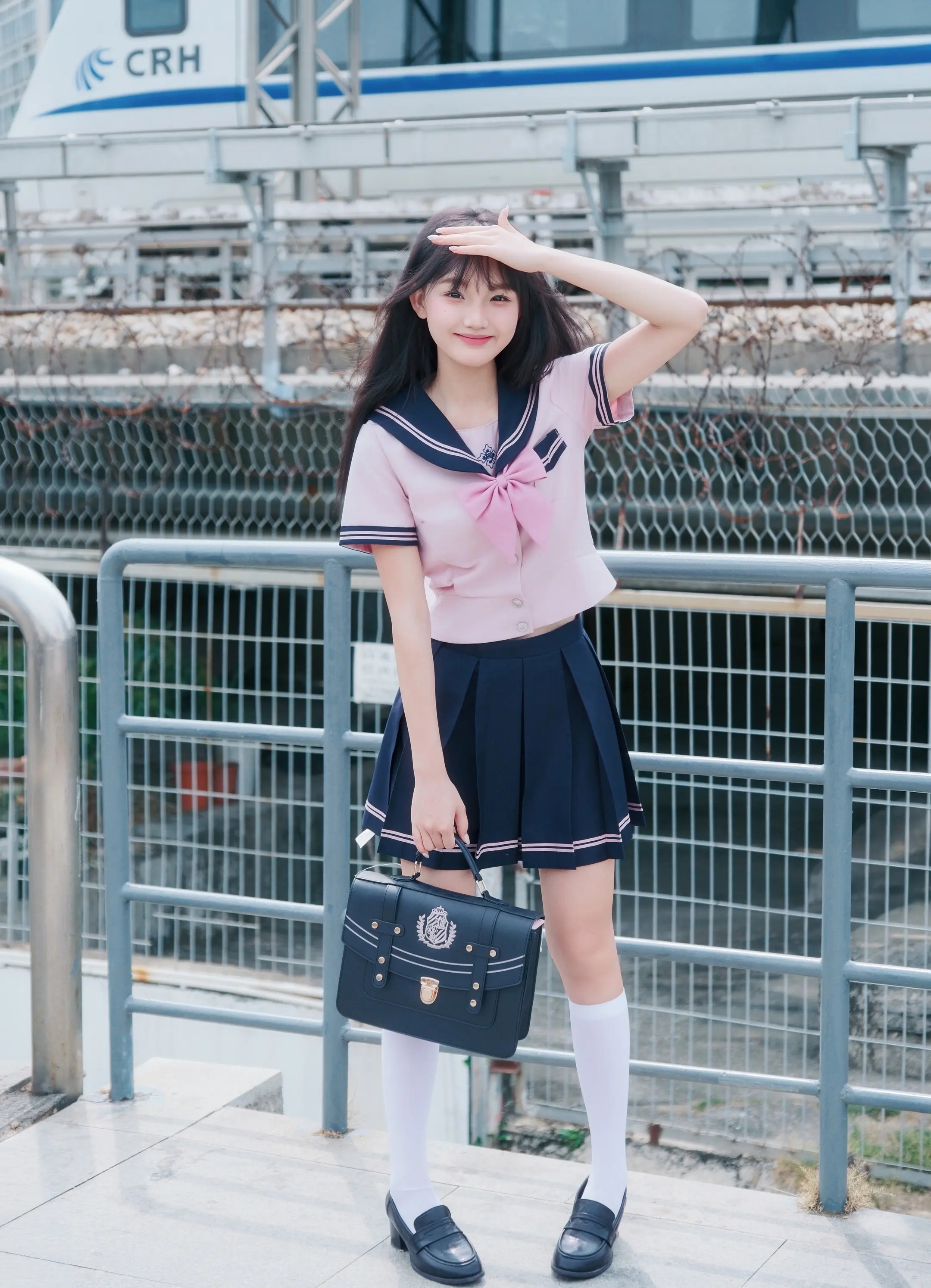 桥边的JK少女。桥边、风、吐司和粉色水手服 不用刻意，快乐就是最棒的滤镜