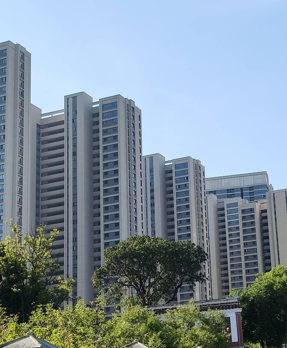 当过兵的战友们。有没有发现，在部队里当指导员的一般说话都比较温和，理论水平有一套