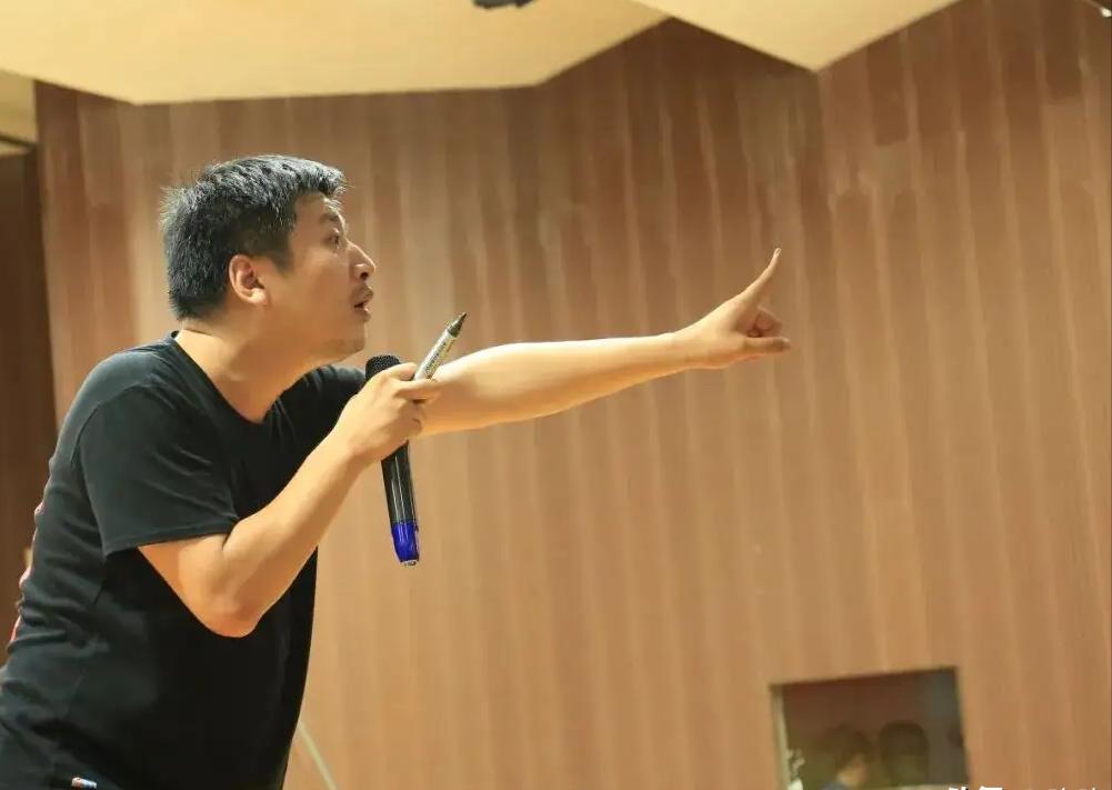 [微风]2007年，大学毕业的张雪峰成为北漂，在海淀六郎庄的狭小出租屋里落脚，月