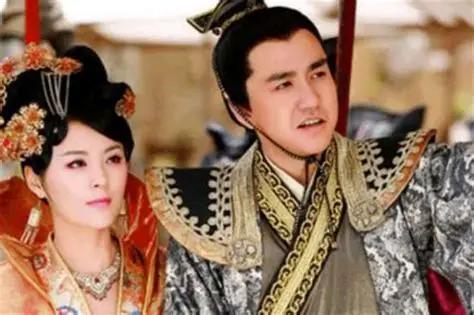 你背了多少年这个故事？一个昏君，一个不爱笑的美女，烽火台点起来，诸侯跑过来，结果