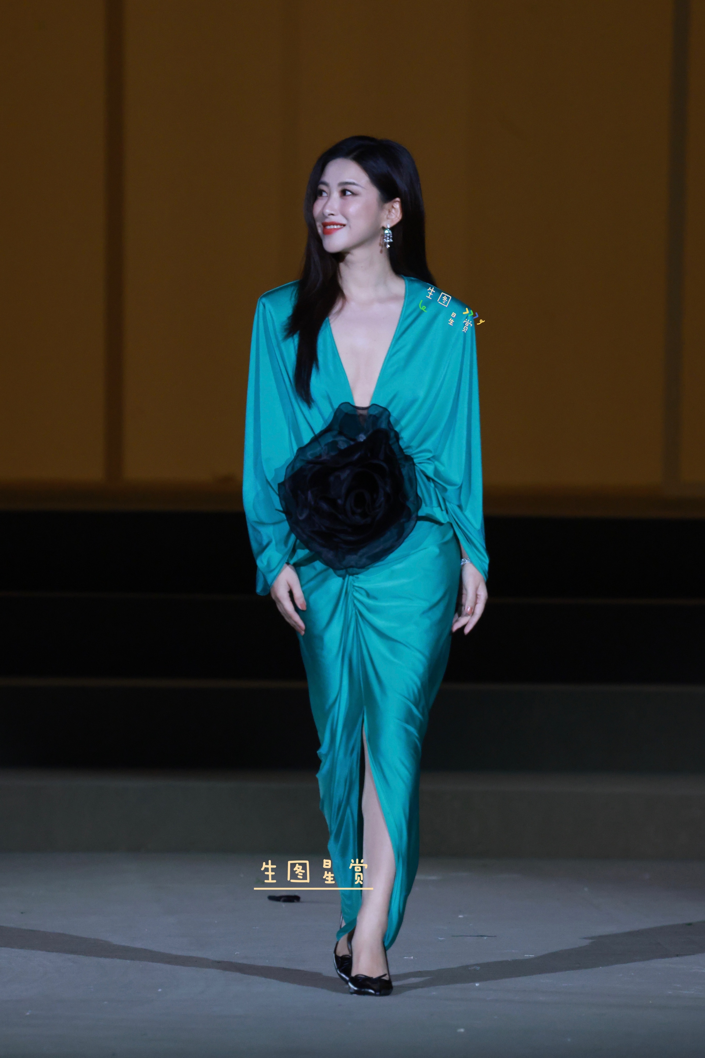 朱珠[超话]  朱珠vogue盛典走秀天蓝明丽，步步风情👗[哇] ​​​